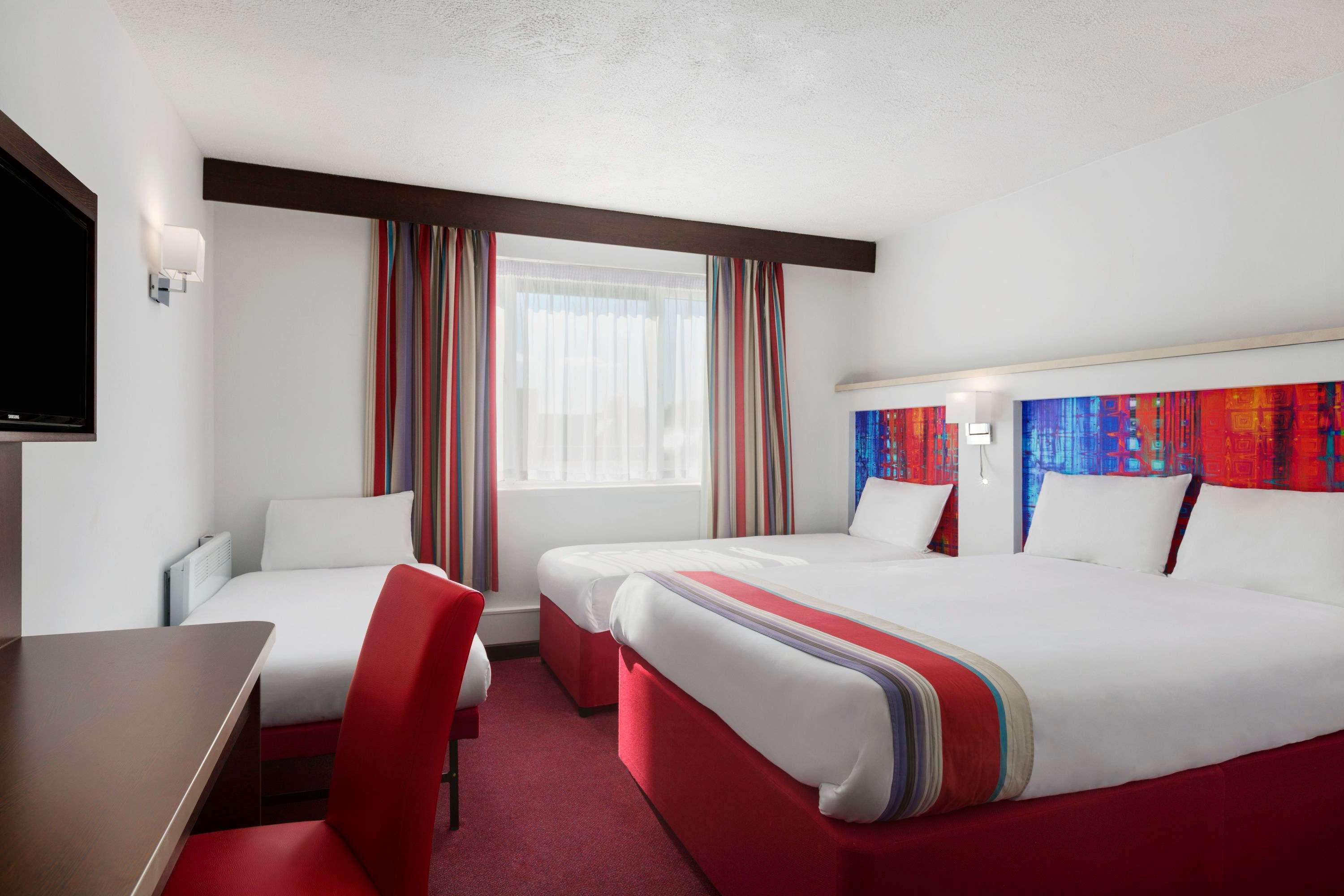 Hotel Ramada Milton Keynes Esterno foto