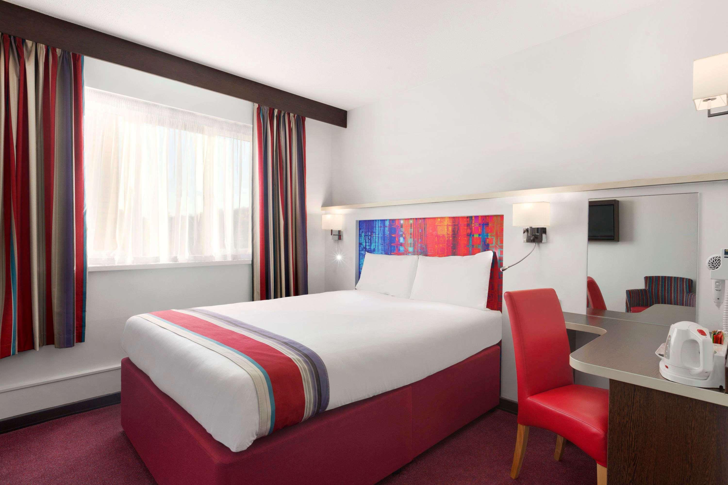 Hotel Ramada Milton Keynes Esterno foto