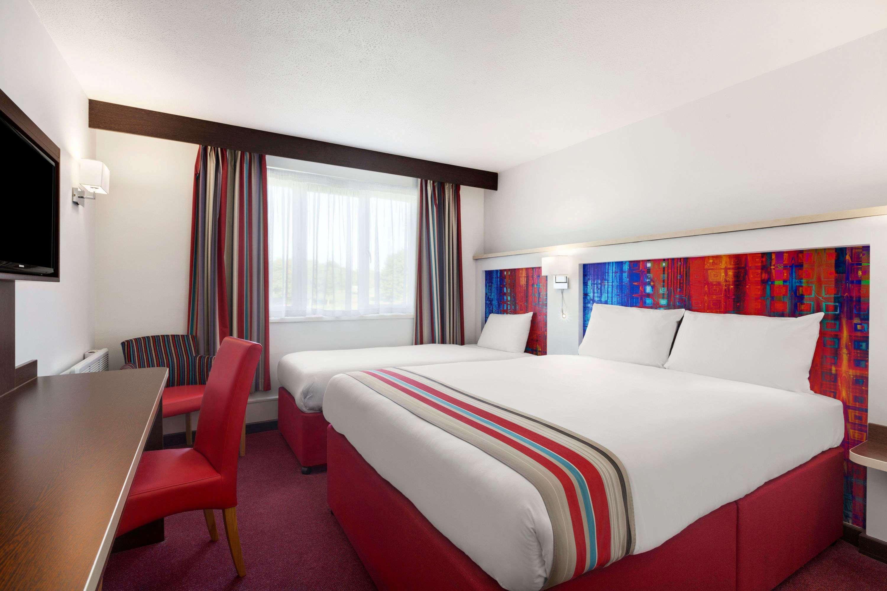 Hotel Ramada Milton Keynes Esterno foto