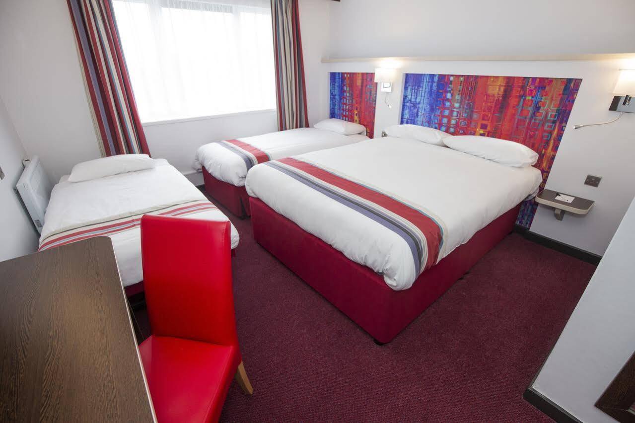 Hotel Ramada Milton Keynes Esterno foto