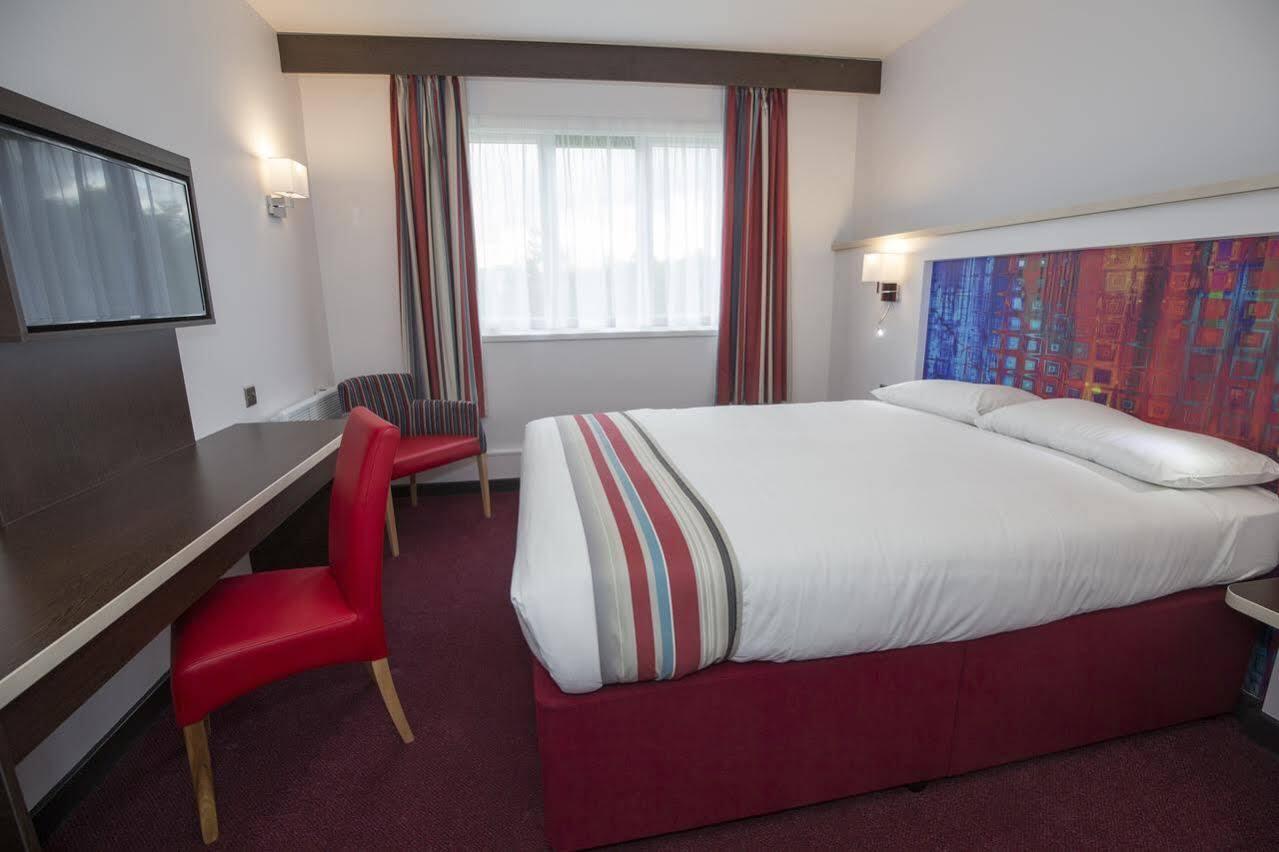 Hotel Ramada Milton Keynes Esterno foto